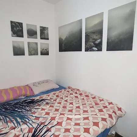 Apartmán Sunny Courtyard Sleeps 4 With Parking