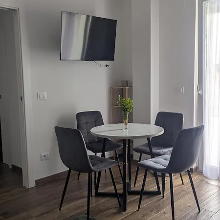 Apartment Sunny Courtyard Sleeps 4 With Parking *