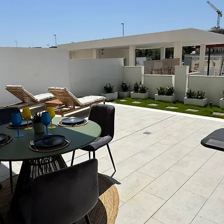 Sunny Courtyard Sleeps 4 With Parking Apartmán