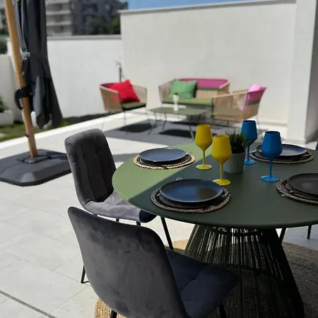 Sunny Courtyard Sleeps 4 With Parking * Бари